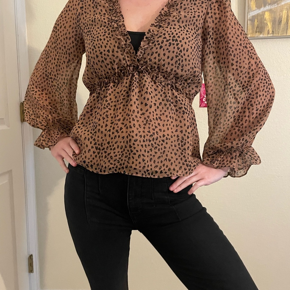 Aakaa brown and black blouse.
Size small
Fun
Great for going out or with jeans!